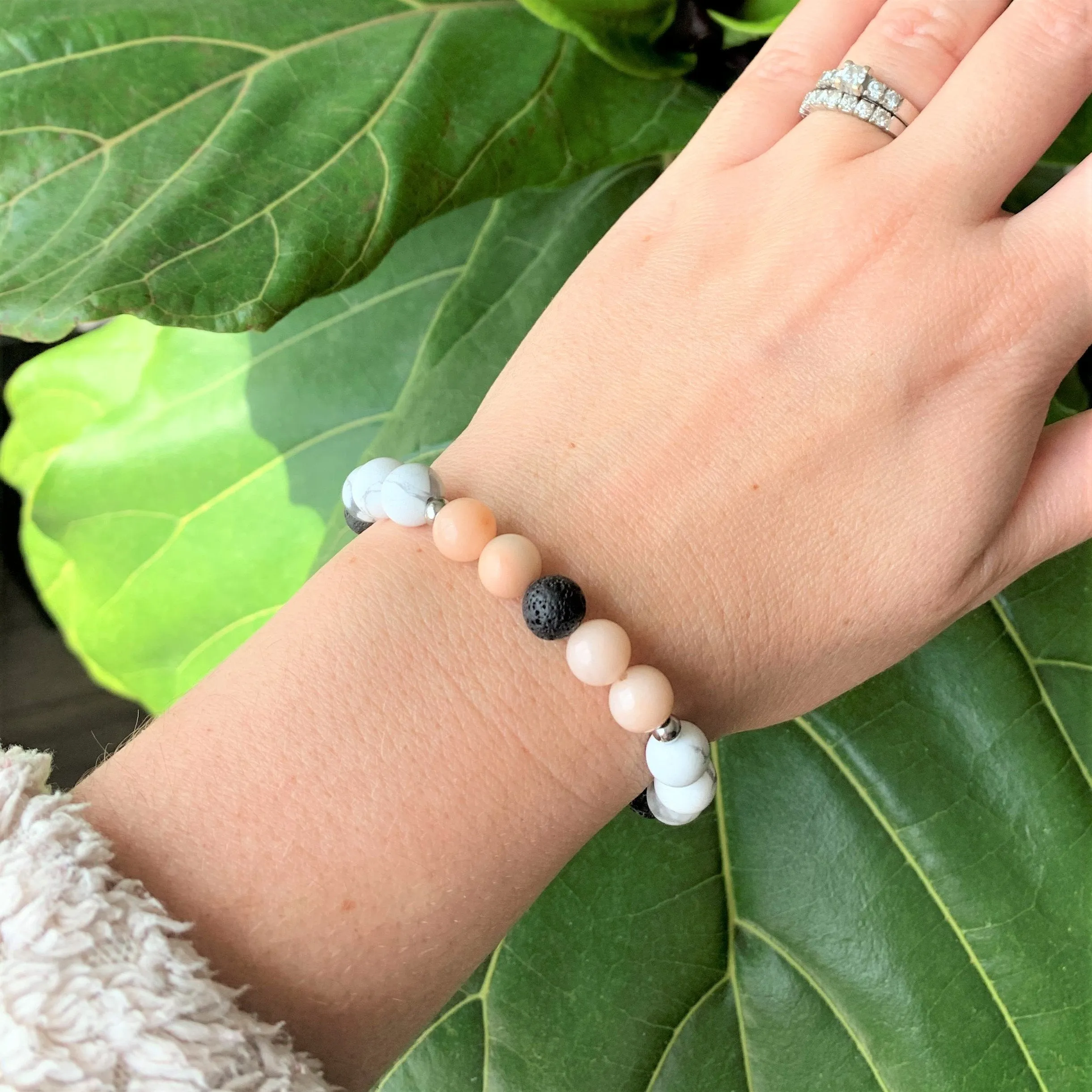 Bracelet peach (bracelet en pierres semi-précieuses, diffuseur d'huiles essentielles pour femmes, howlite, aventurine rose & pierre de lave)