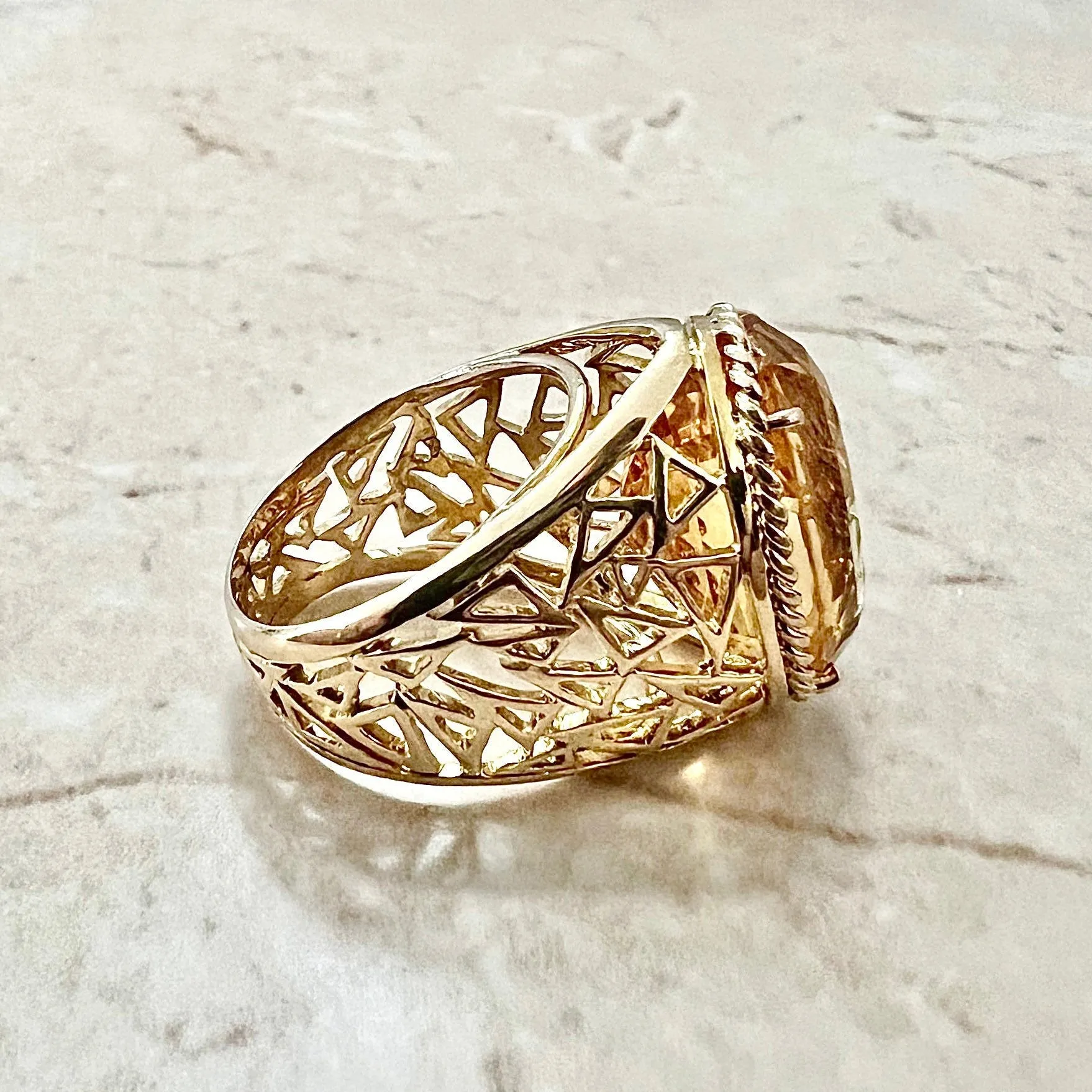 Chunky Vintage 14 Karat Yellow Gold 20 Carats Oval Citrine Ring