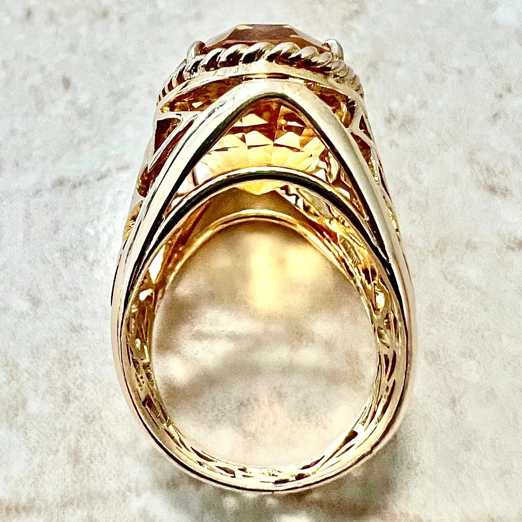 Chunky Vintage 14 Karat Yellow Gold 20 Carats Oval Citrine Ring