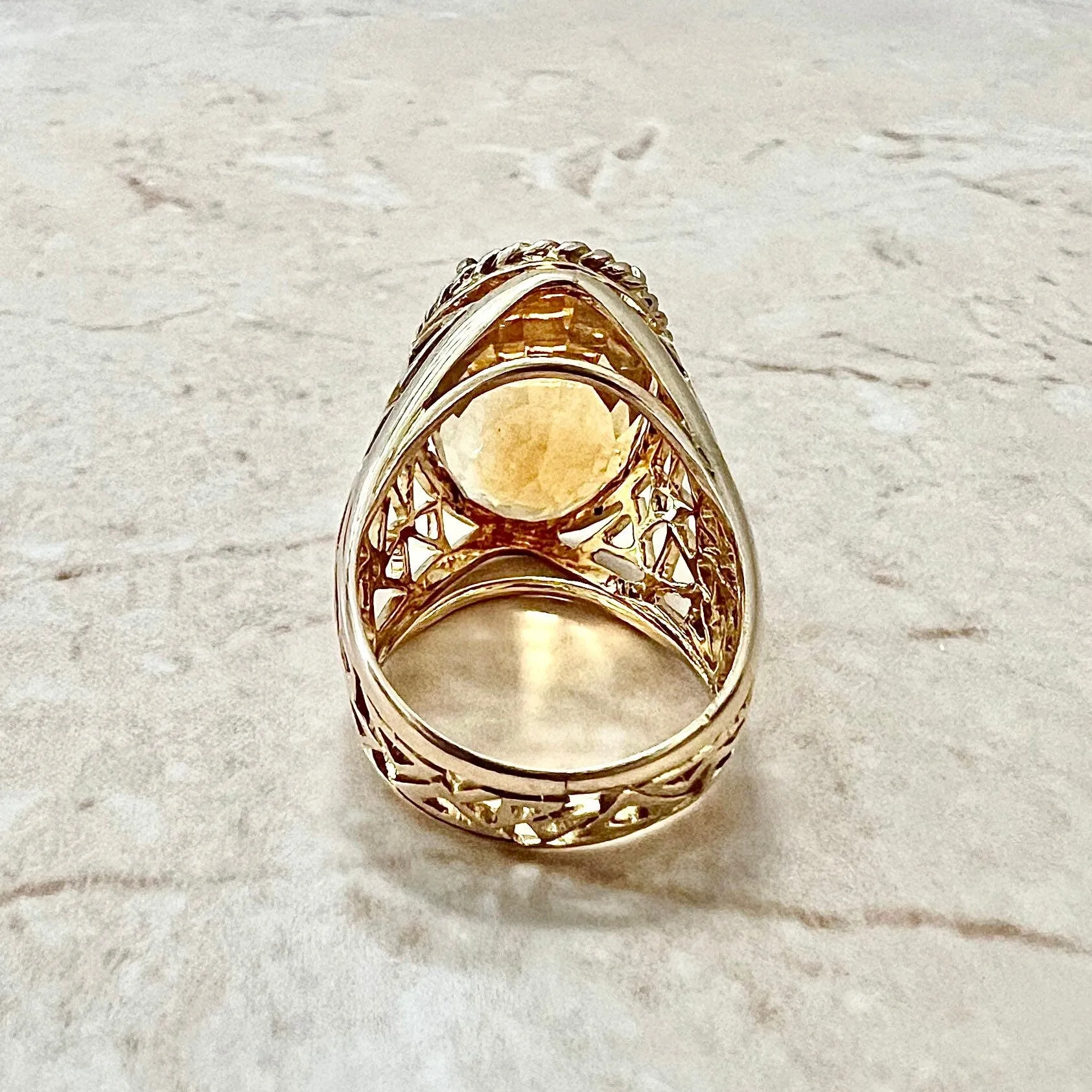 Chunky Vintage 14 Karat Yellow Gold 20 Carats Oval Citrine Ring