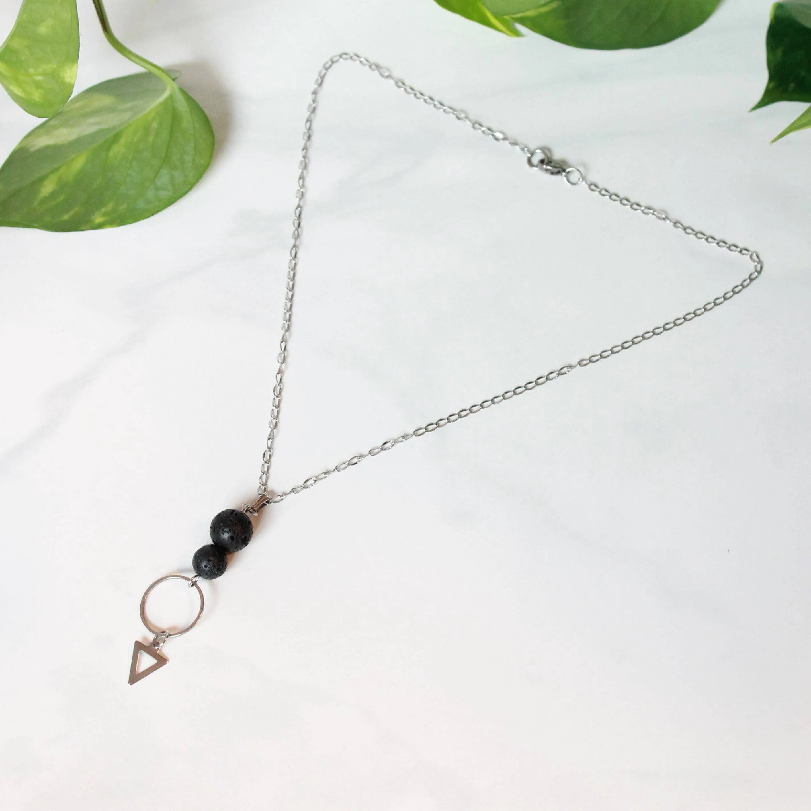 Collier délicat pour femmes, diffuseur d'huiles essentielles, avec pierres de lave et acier inoxydable