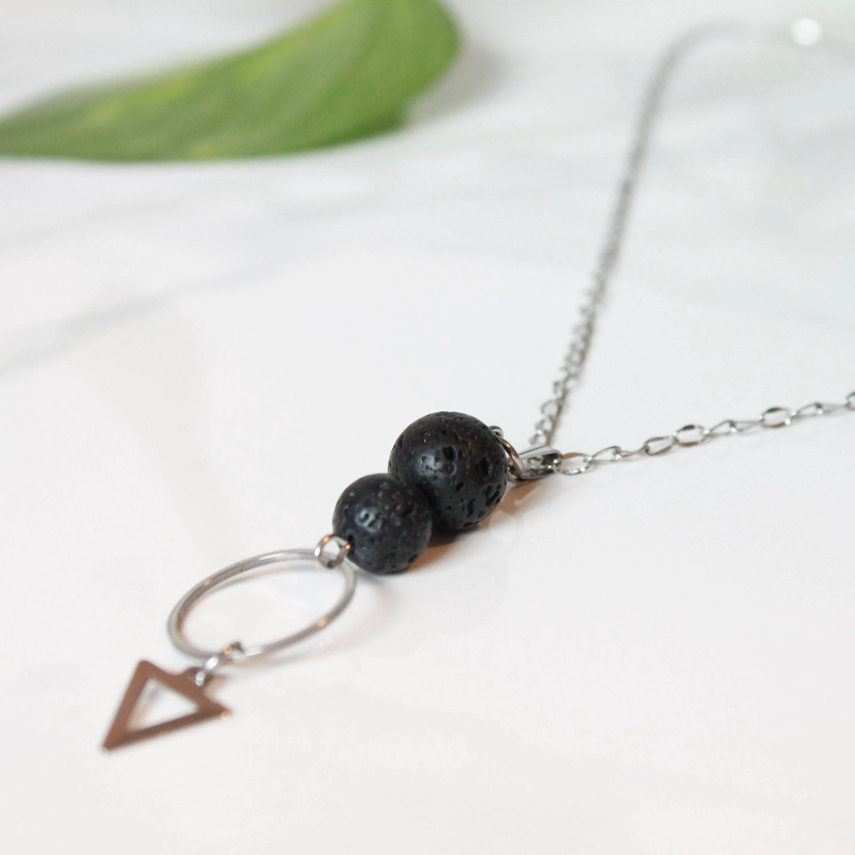 Collier délicat pour femmes, diffuseur d'huiles essentielles, avec pierres de lave et acier inoxydable