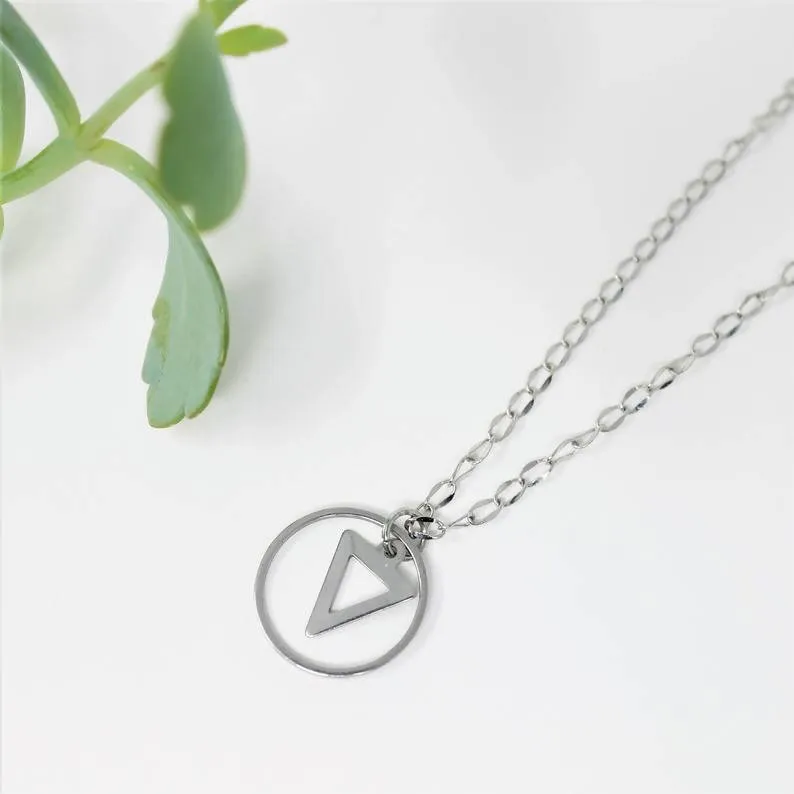 Collier minimaliste pour femmes en acier inoxydable avec formes géométriques