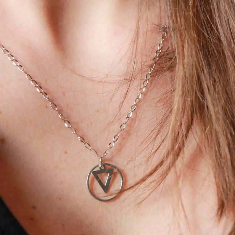 Collier minimaliste pour femmes en acier inoxydable avec formes géométriques