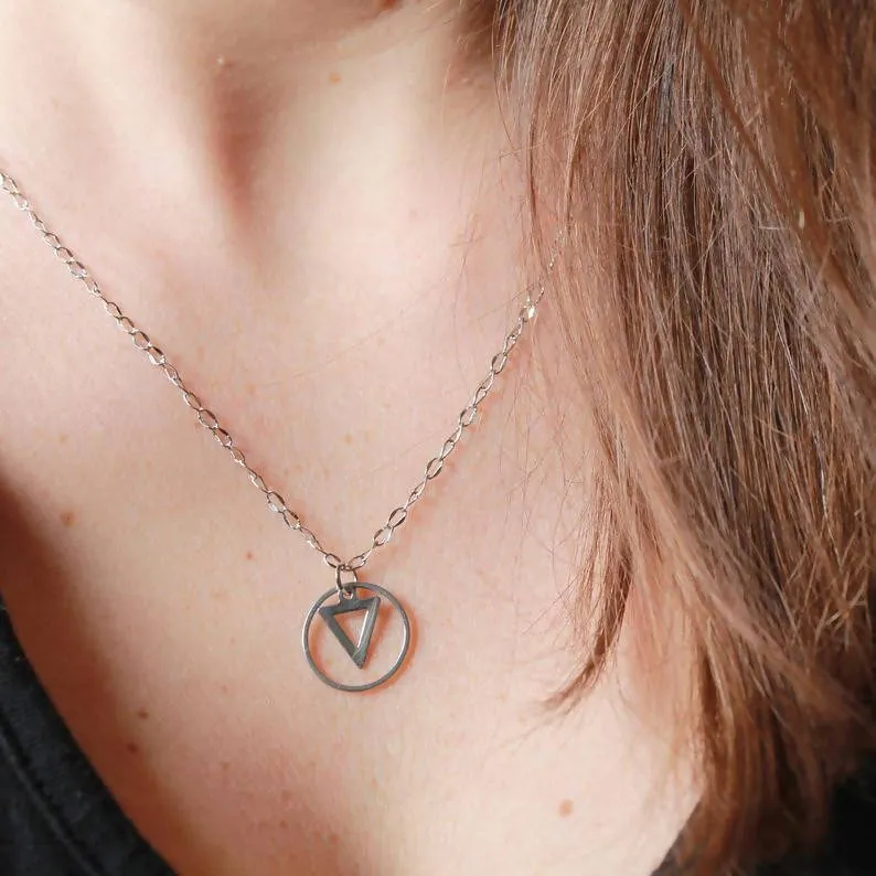 Collier minimaliste pour femmes en acier inoxydable avec formes géométriques