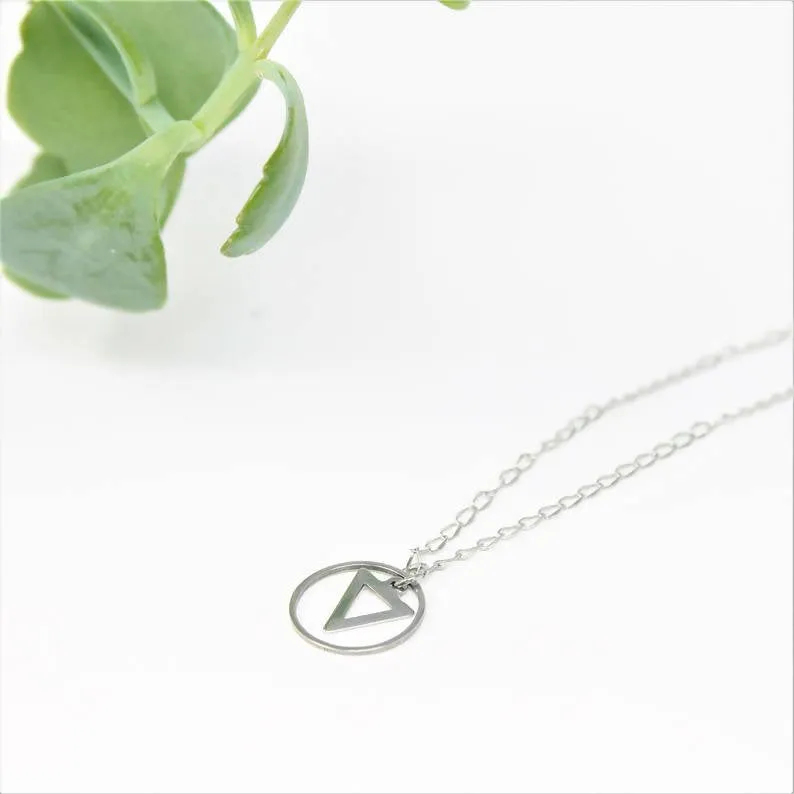 Collier minimaliste pour femmes en acier inoxydable avec formes géométriques
