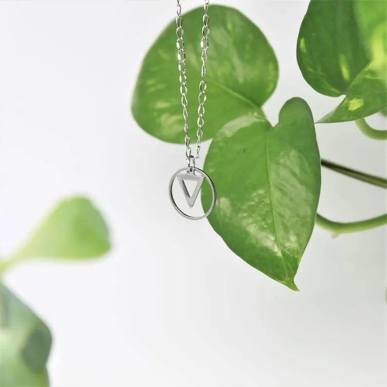 Collier minimaliste pour femmes en acier inoxydable avec formes géométriques