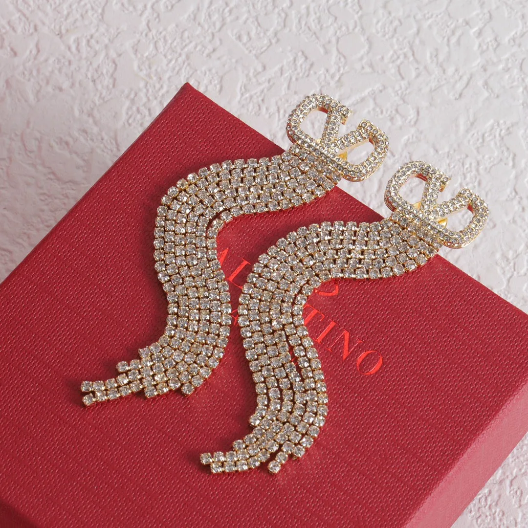 Luxury V letter tassel earrings