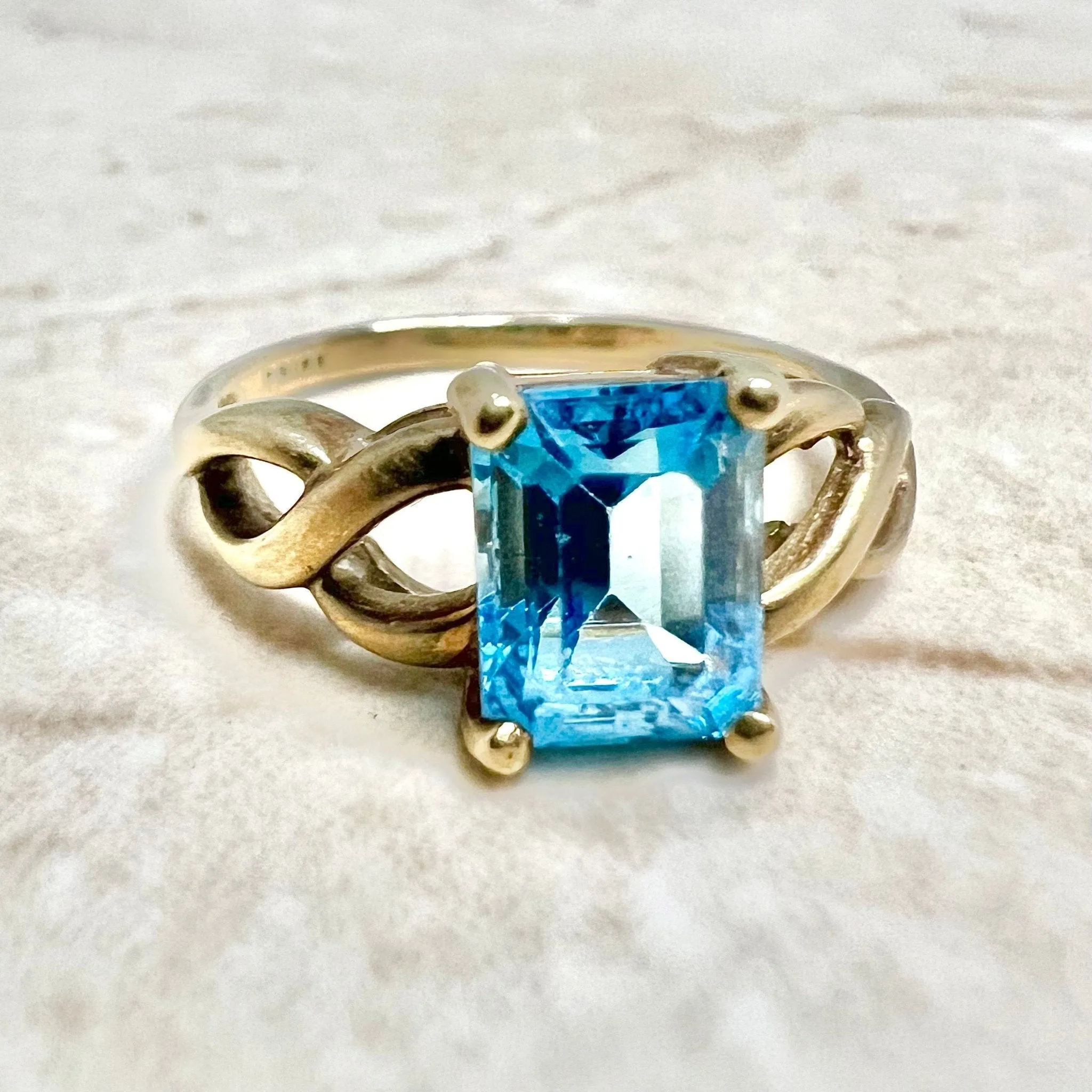 Vintage 10 Karat Yellow Gold 2.25 Carats Emerald Cut Swiss Blue Topaz Solitaire Ring